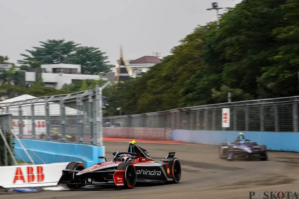 Pembalap tim Mahindra Racing Nyck De Vries memacu kecepatan saat Kualifikasi Formula E World Championship musim ke-11 di Jakarta International E-Prix Circuit (JIEC), Jakarta, Sabtu, 21 Juni 2025. (Sumber: Poskota/Bilal Nugraha Ginanjar)