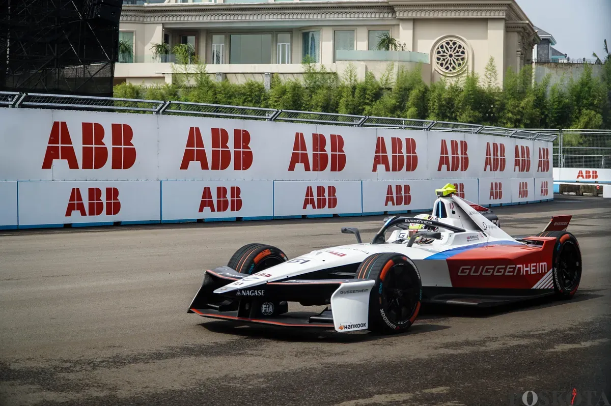 Pembalap tim Mahindra Racing Nyck De Vries memacu kecepatan saat Kualifikasi Formula E World Championship musim ke-11 di Jakarta International E-Prix Circuit (JIEC), Jakarta, Sabtu, 21 Juni 2025. (Sumber: Poskota/Bilal Nugraha Ginanjar)