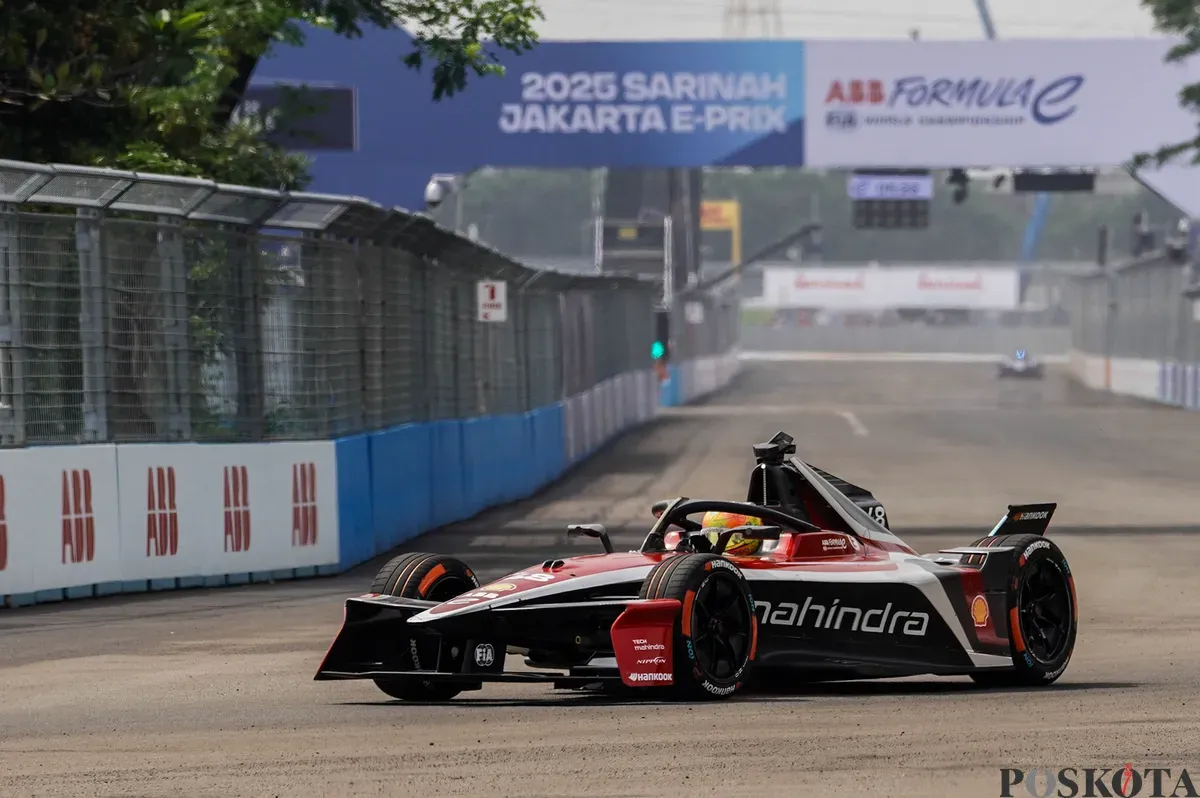 Pembalap tim Mahindra Racing Nyck De Vries memacu kecepatan saat Kualifikasi Formula E World Championship musim ke-11 di Jakarta International E-Prix Circuit (JIEC), Jakarta, Sabtu, 21 Juni 2025. (Sumber: Poskota/Bilal Nugraha Ginanjar)