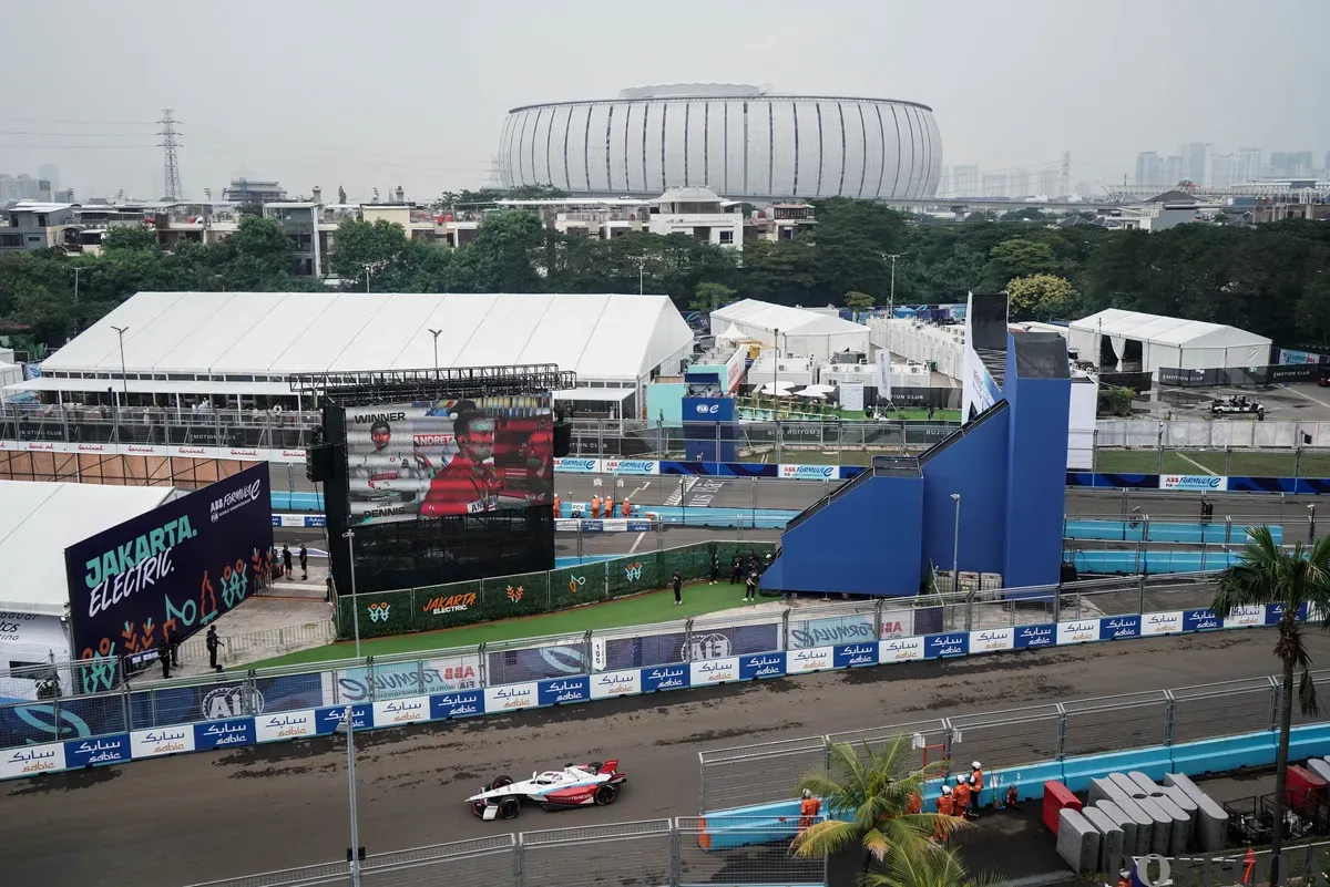 Pembalap tim Mahindra Racing Nyck De Vries memacu kecepatan saat Kualifikasi Formula E World Championship musim ke-11 di Jakarta International E-Prix Circuit (JIEC), Jakarta, Sabtu, 21 Juni 2025. (Sumber: Poskota/Bilal Nugraha Ginanjar)