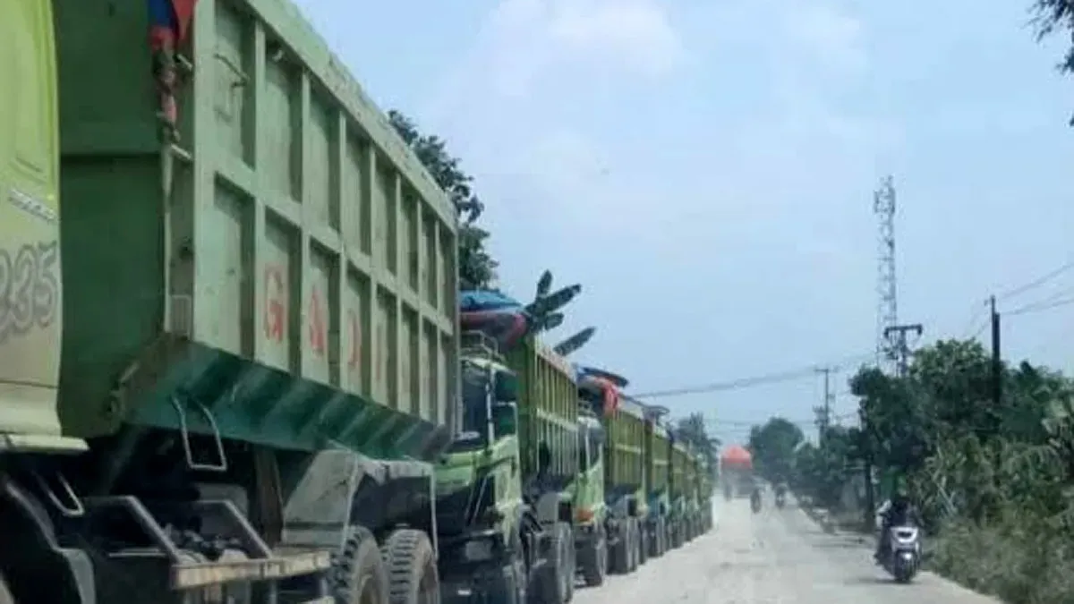 Sejumlah mobil tronton saat diparkir di salah satu badan jalan di Kabupaten Lebak. (Sumber: Dok Warga)