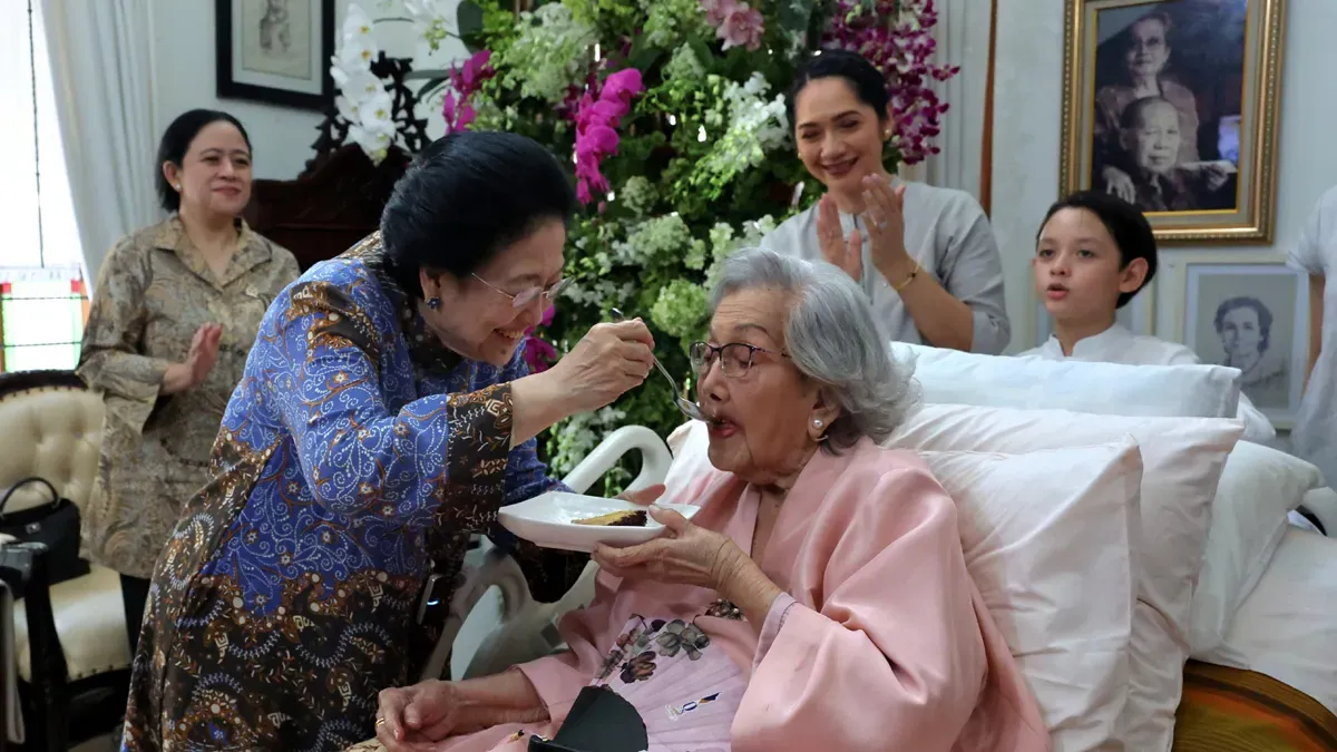 Presiden RI ke-5, Megawati Soekarnoputri menyuapi Meriyati Roeslani, istri mantan Kapolri Jenderal Hoegeng Iman Santoso. (Sumber: Dok PDIP)
