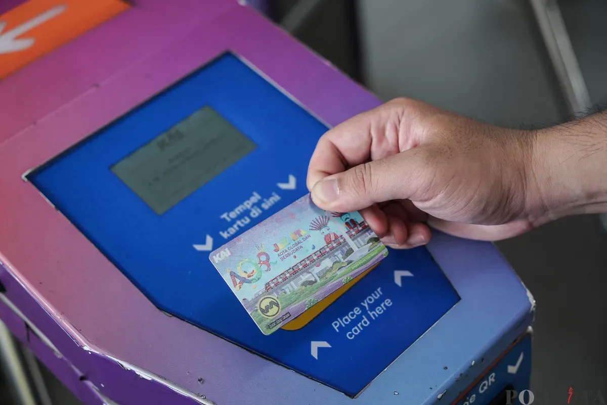 Abang dan None DKI Jakarta membagikan kartu multi trip (KMT) gratis di Stasiun LRT Dukuh Atas, Jakarta, Senin, 23 Juni 2025. (Sumber: Poskota/Bilal Nugraha Ginanjar)