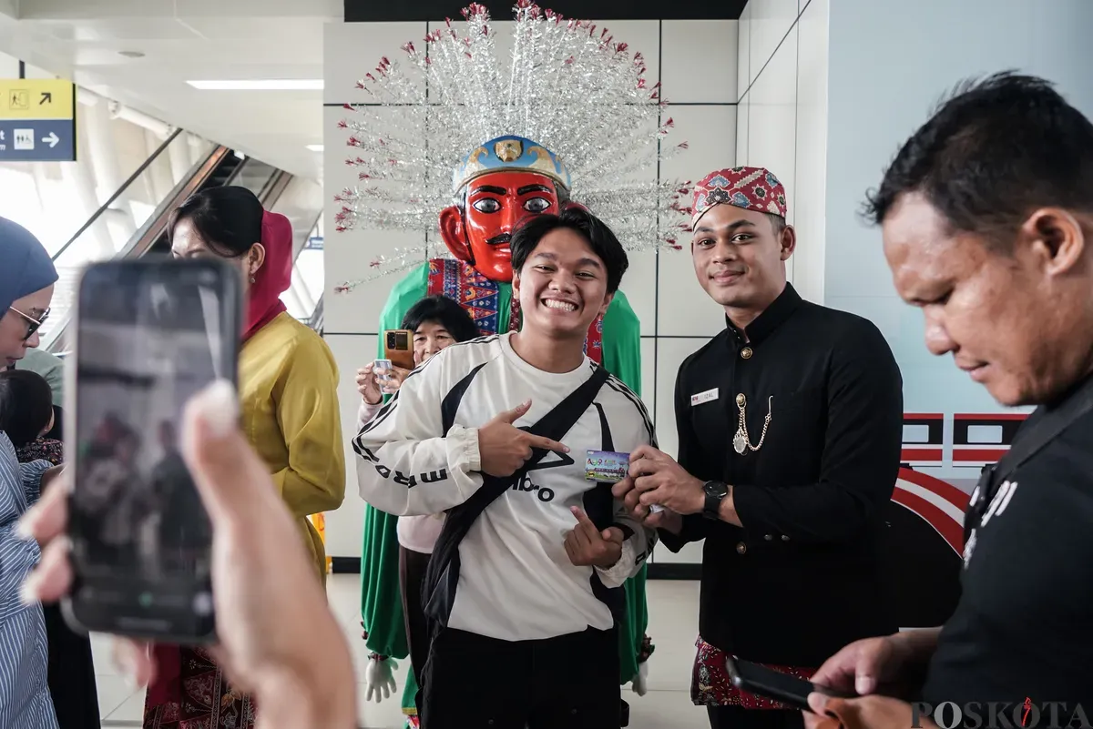 Abang dan None DKI Jakarta membagikan kartu multi trip (KMT) gratis di Stasiun LRT Dukuh Atas, Jakarta, Senin, 23 Juni 2025. (Sumber: Poskota/Bilal Nugraha Ginanjar)