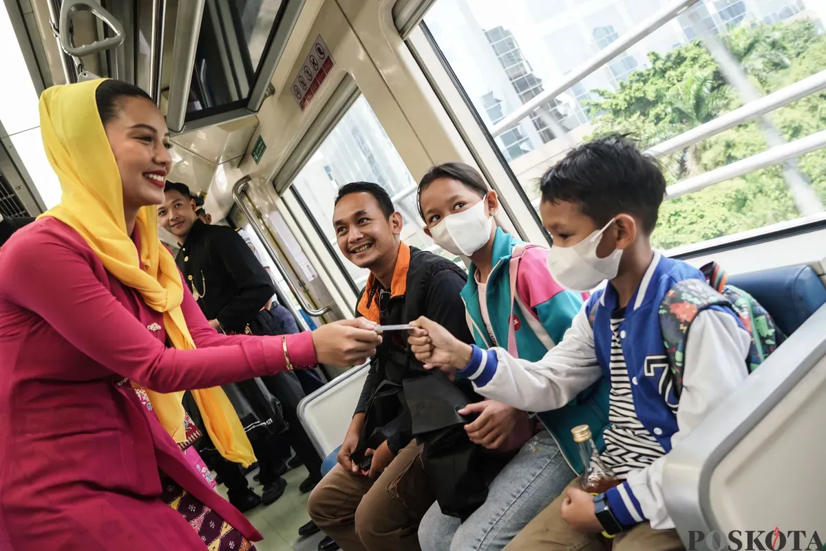 Abang dan None DKI Jakarta membagikan kartu multi trip (KMT) gratis di Stasiun LRT Dukuh Atas, Jakarta, Senin, 23 Juni 2025. (Sumber: Poskota/Bilal Nugraha Ginanjar)