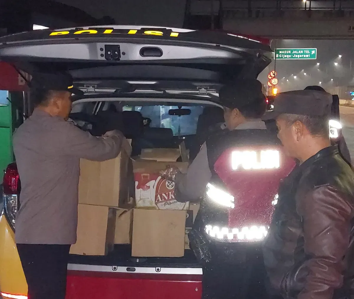 Ratusan botol miras disita polisi dari salah satu warung kelontong dalam Operasi Nila Jaya 2025 di Depok. (Sumber: Poskota/Angga Pahlevi)
