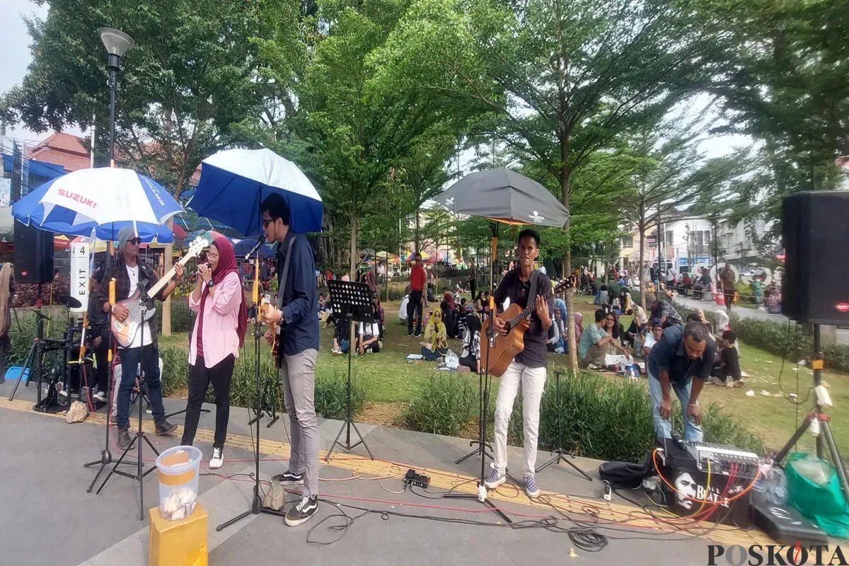 Dokumentasi - Musisi Jalanan Kota Bogor, Katar Music Project yang tampil rutin di Alun-Alun Kota Bogor, Minggu, 22 Juni 2025. (Sumber: Poskota/Sekar Putri Andini)