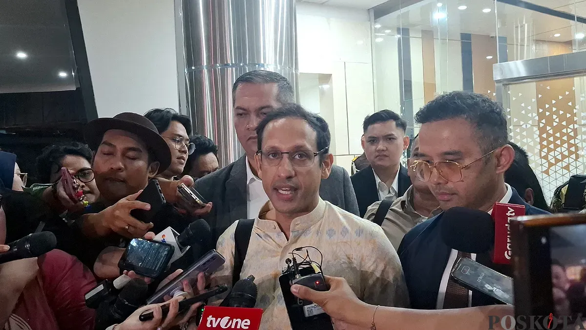 Mantan Mendikbud Ristek, Nadiem Makarim setelah menjalani pemeriksaan di Kejagung, Jakarta Selatan, pada Senin, 23 Juni 2025 malam. (Sumber: POSKOTA | Foto: Ali Mansur)