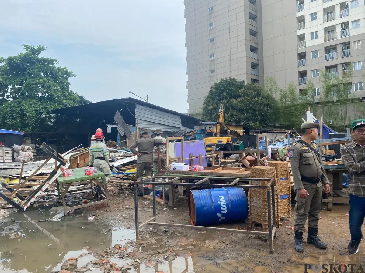 Bangunan yang berdiri di lahan Pemkot Tangsel, Ciputat, Kota Tangsel dirobohkan oleh petugas Satpol PP pada Senin, 23 Juni 2025. (Sumber: Poskota/Primayanti Juli Kumala Manalu)
