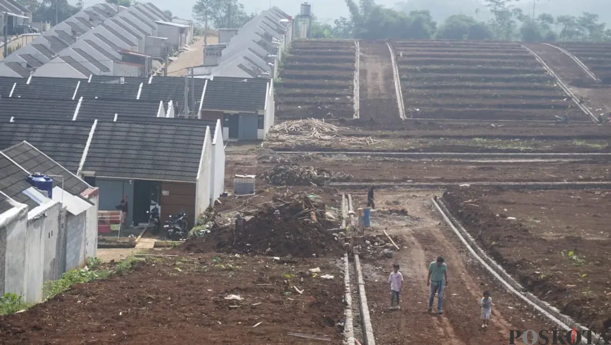 Proses pembangunan rumah bersubsidi di Bukit Pinus Banjaran, Kabupaten Bandung, masih berjalan hingga Minggu, 22 Juni 2025. (Sumber: Poskota/Gatot Poedji Utomo)