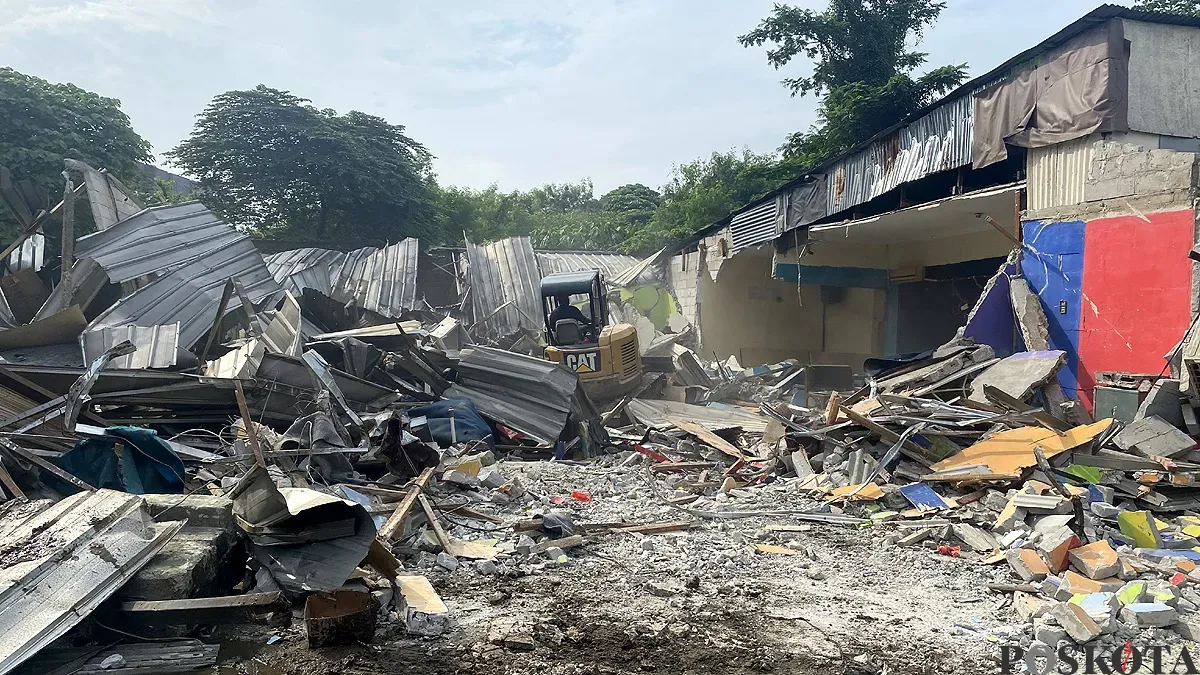 Bangunan yang berdiri di lahan Pemkot Tangsel di kawasan Roxy, Ciputat, dirobohkan oleh petugas Satpol PP pada Senin, 23 Juni 2025. (Sumber: POSKOTA | Foto: Primayanti)