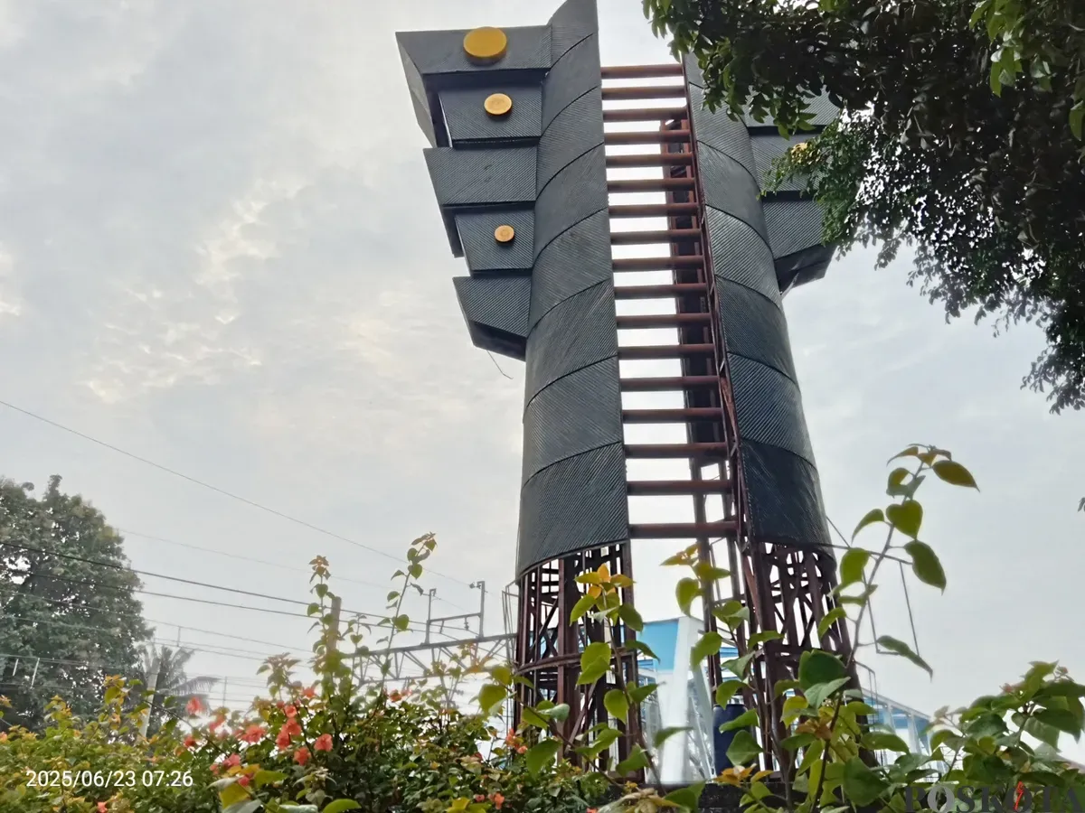 Monumen Perjuangan Rakyat Bekasi yang ada di Jl. Djuanda, Bekasi Selatan, Kota Bekasi, menjadi sasaran maling. Sebanyak 10 plat besi raib dan belum mendapatkan perhatian dari Disparbud dan Pemkot Bekasi. (Sumber: Poskota/Nurpini Aulia Rapika)