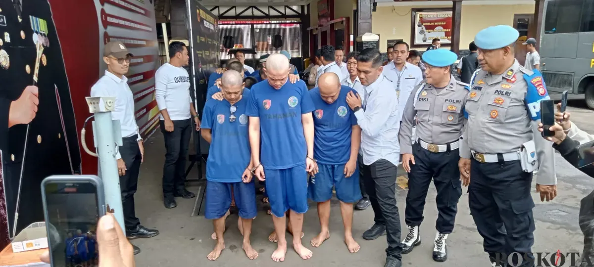 Kapolres Cimahi AKBP Niko Nurullah Adi Putra (tengah), pimpin gelar perkara kasus peredaran ganja di lingkungan kampus di Mako Polres Cimahi, Senin 23 Juni 2025. (Sumber: POSKOTA | Foto: Gatot Poedji Utomo)