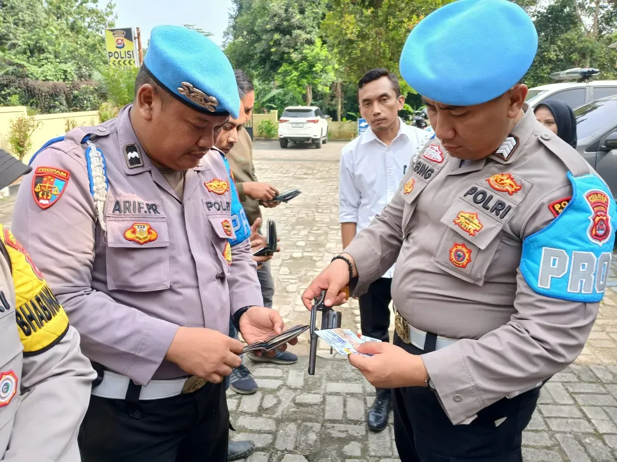 Personel Unit Provost memeriksa senpi di Mapolsek Cikeusal. (Sumber: Dok Humas Polres Serang)