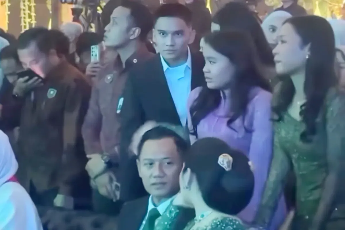 Potret Rizky Bantayan bersama dengan keluarga Agus Harimurti Yudhoyono (AHY). (Sumber: TikTok/@blue.sky1353)