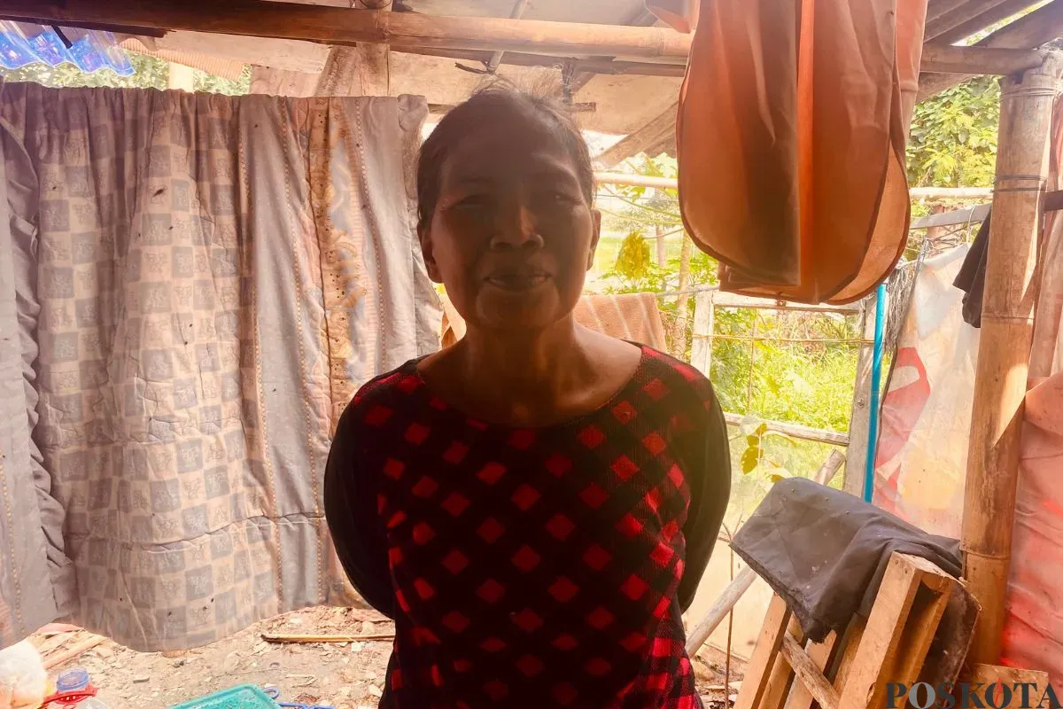 Nurmaya, 45 tahun, pengais barang bekas yang tinggal di pinggiran rel kereta api di sudut Kota Tangerang. Perempuan ini hidup bersama puluhan ekor kucing, tanpa anak, tanpa sanak, dan tanpa keluarga. (Sumber: Poskota/Primayanti Juli Kumala Manalu)