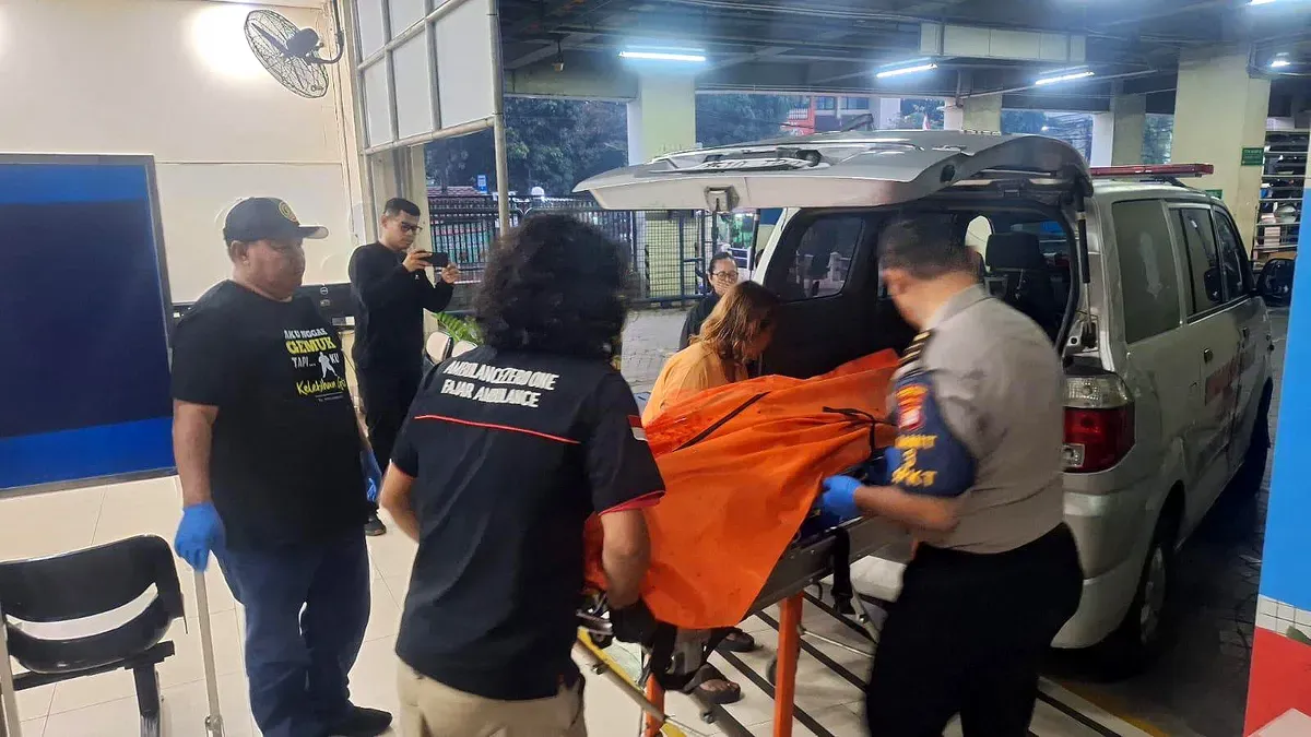 Petugas mengevakuasi seorang remaja yang tewas akibat tawuran di pintu Tol Kebon Nanas Jalan DI Panjaitan, Cipinang Cempedak, Jatinegara, Jakarta Timur, pada Minggu, 22 Juni 2025 dini hari. (Sumber: Dok Polsek Jatinegara)