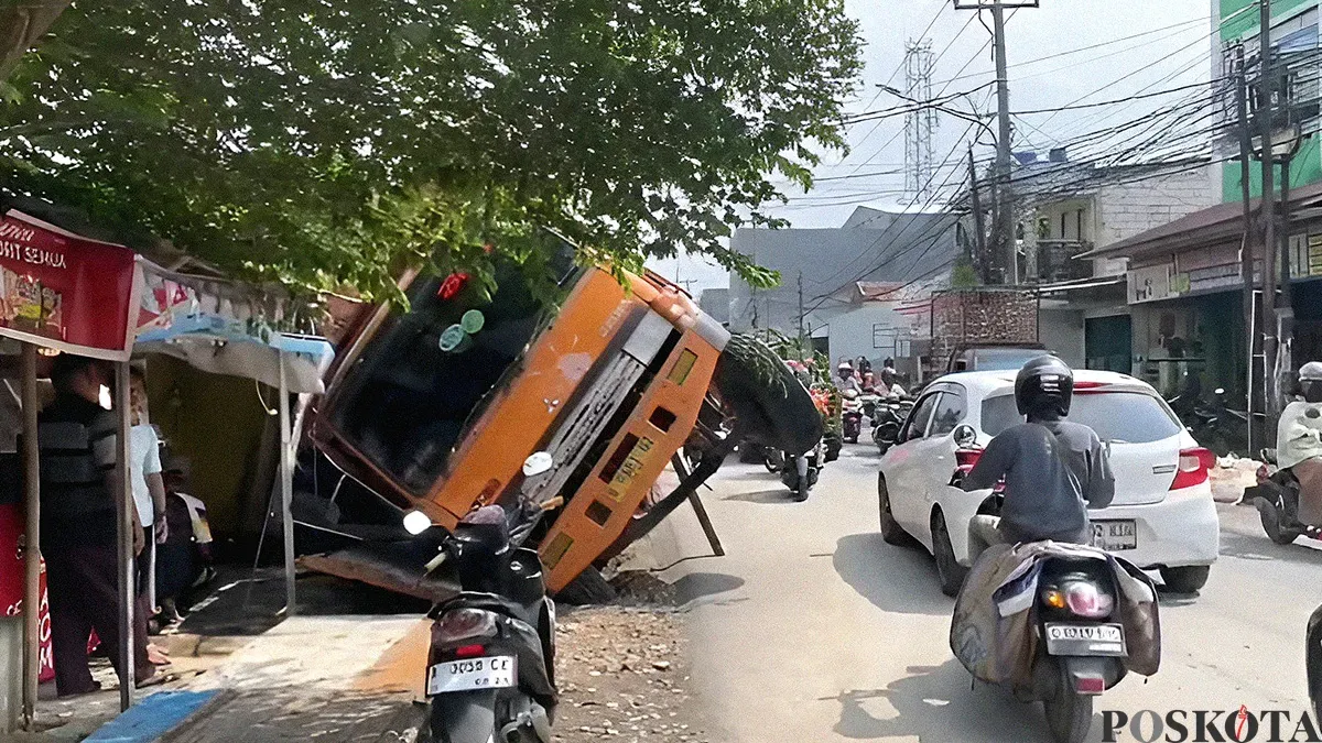 Truk bermuatan gypsum terguling di Jalan Kali Abang Tengah, Kota Bekasi, dan menimpa dua warung di sebelahnya pada Senin, 23 Juni 2025. (Sumber: POSKOTA | Foto: Nurpini Aulia Rapika)