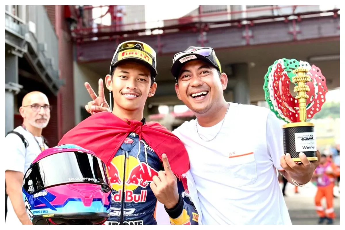 Veda Ega Pratama berhasil mencetak sejarah sebagai pembalap Indonesia yang sukses menjuarai ajang Red Bull Rookies Cup 2025. (Sumber: X/@chixo1)