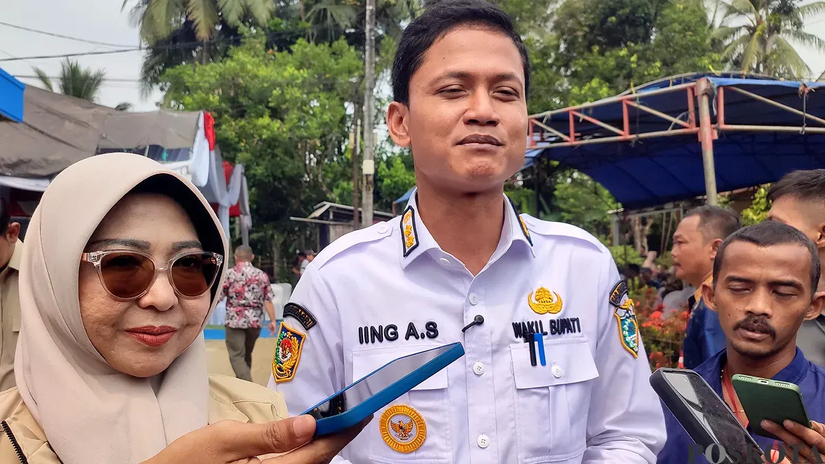 Wakil Bupati Pandeglang, Iing Andri Supriadi saat diwawancarai wartawan. (Sumber: POSKOTA | Foto: Samsul Fatoni)