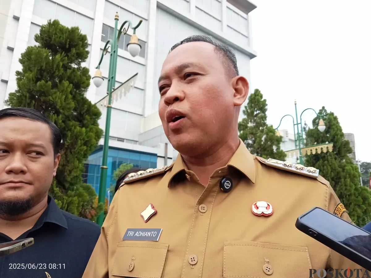 Tri Adhianto buka suara soal hasil survei LS Vinus yang cukup tinggi. Ungkap masih banyak yang harus dibenahi dan akan fokus untuk menyediakan lapangan kerja bagi Warga Bekasi. (Sumber: Poskota/Nurpini Aulia Rapika)
