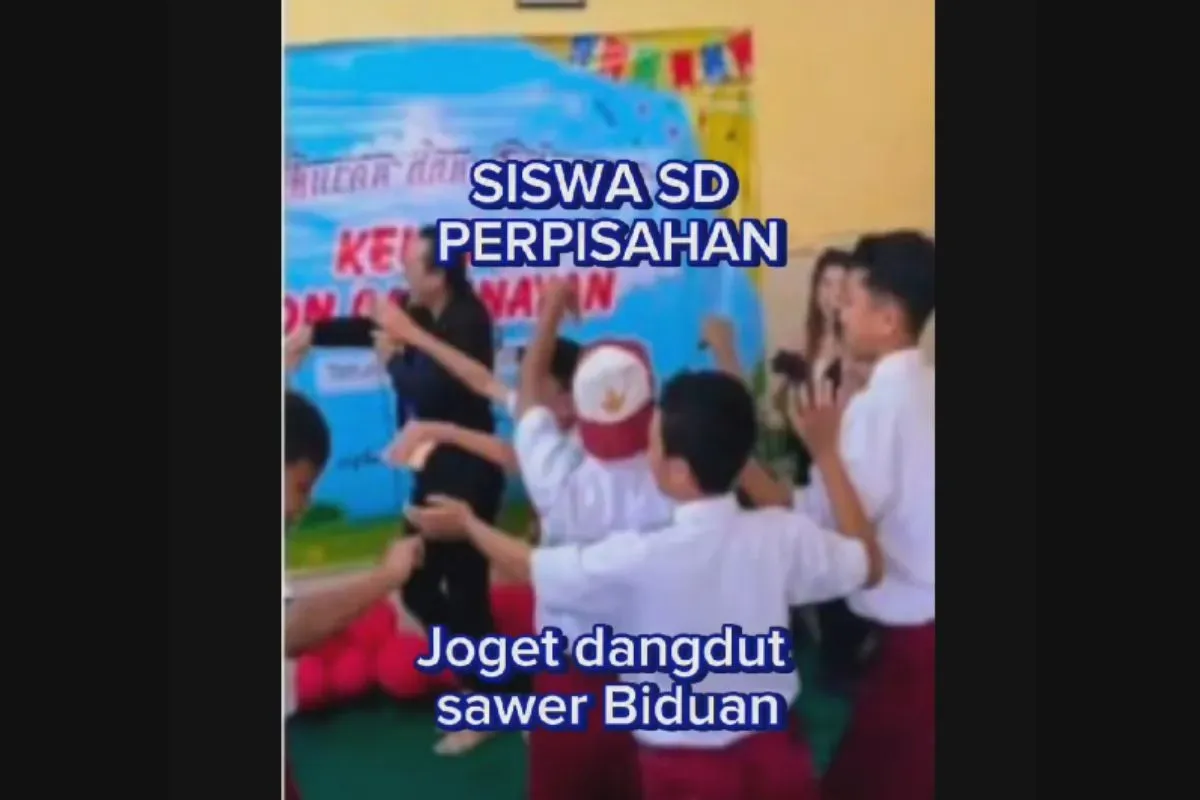 Siswa SD nyawer penyanyi dangdut (Sumber: TikTok/tulungagungexplor7)