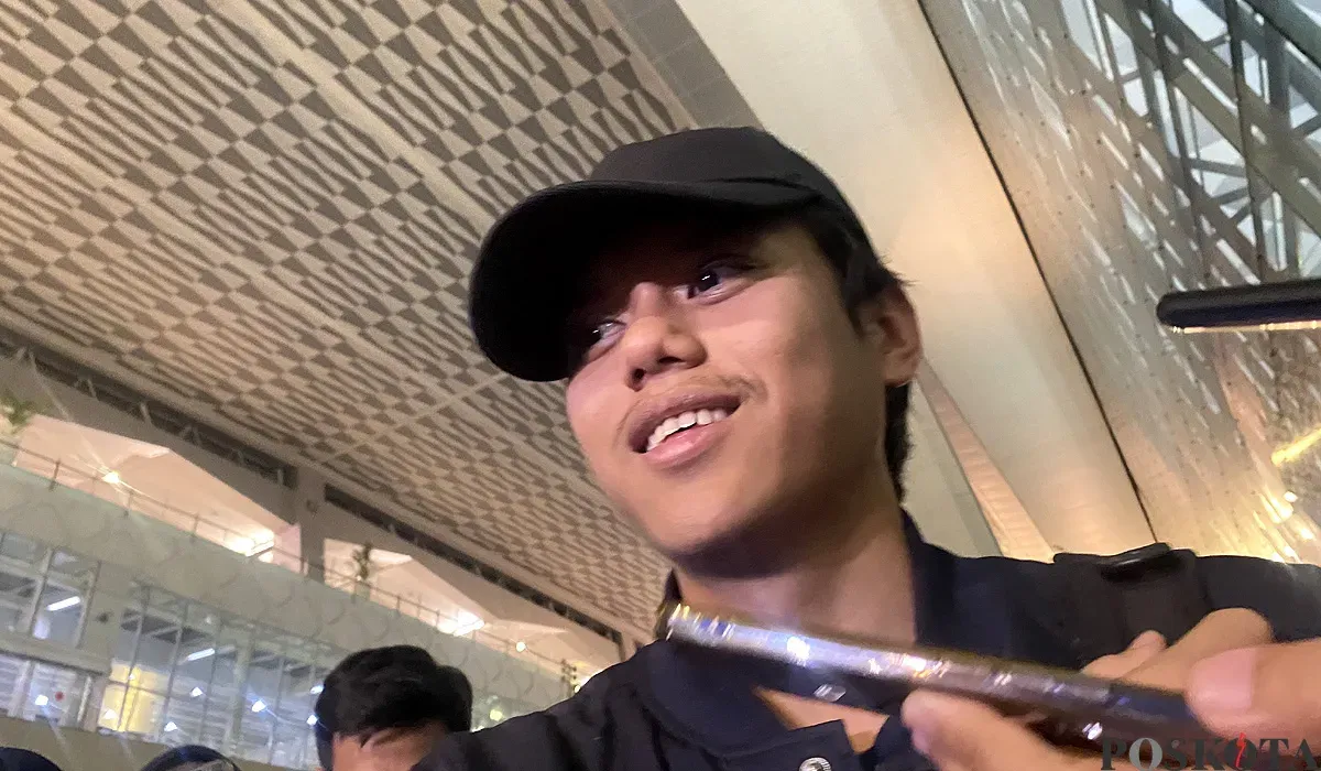 Ali Murtado, salah satu dari 11 WNI yang dievakuasi dari Iran tiba di Indonesia pada Selasa, 24 Juni 2025. (Sumber: POSKOTA | Foto: Primayanti)