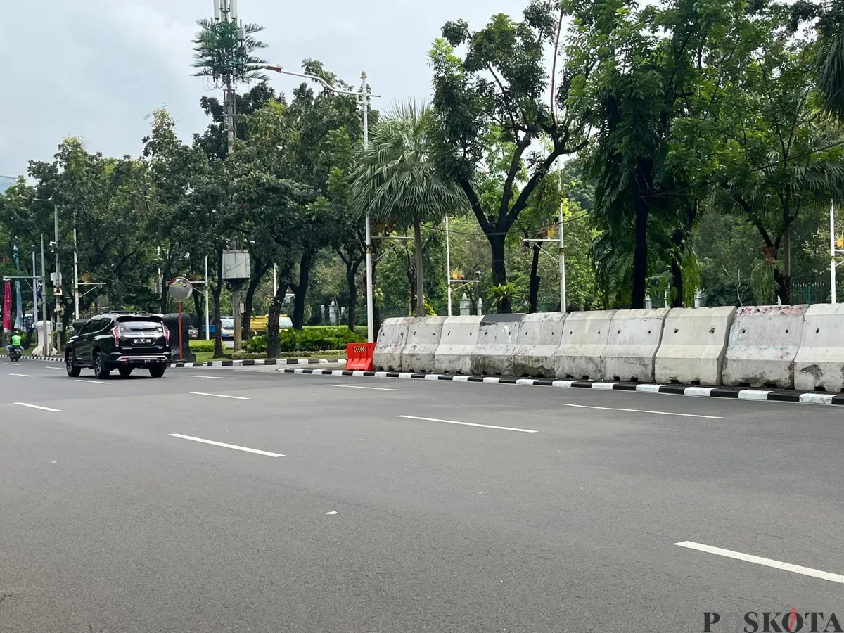 Barrier beton di putaran balik depan Balai Kota DKI Jakarta yang menghalangi pandangan pengendara yang akan putar balik, Selasa 24 Juni 2025. (Sumber: Poskota/M. Tegar Jihad)