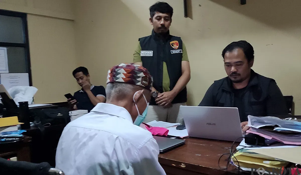 Terduga pelaku pencabulan saat dilakukan pemeriksaan di ruang unit PPA Polres Pandeglang. (Sumber: POSKOTA | Foto: Samsul Fatoni)