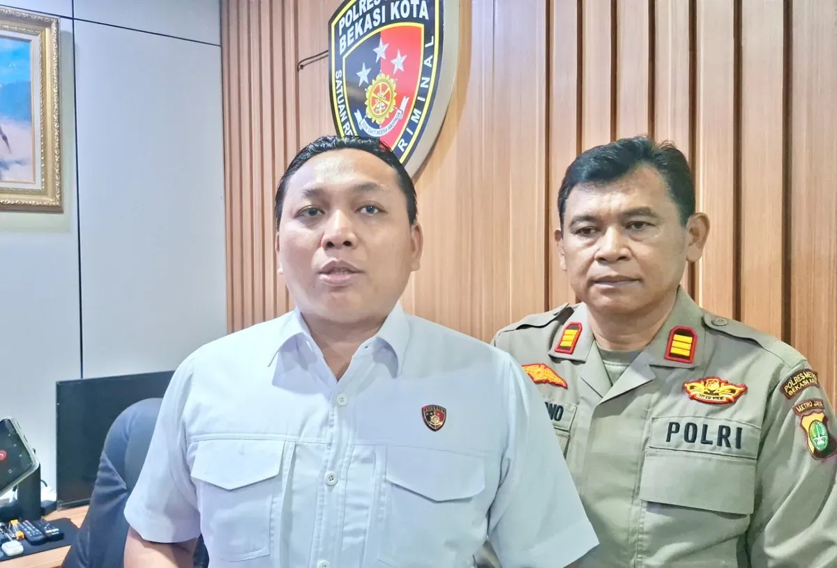 Kasat Reskrim Polres Metro Bekasi Kota, Kompol Binsar Sianturi mengungkap fakta baru di balik kejadian peganiayaan ibu oleh anak di Bekasi Timur. (Sumber: Poskota/Nurpini Aulia Rapika)