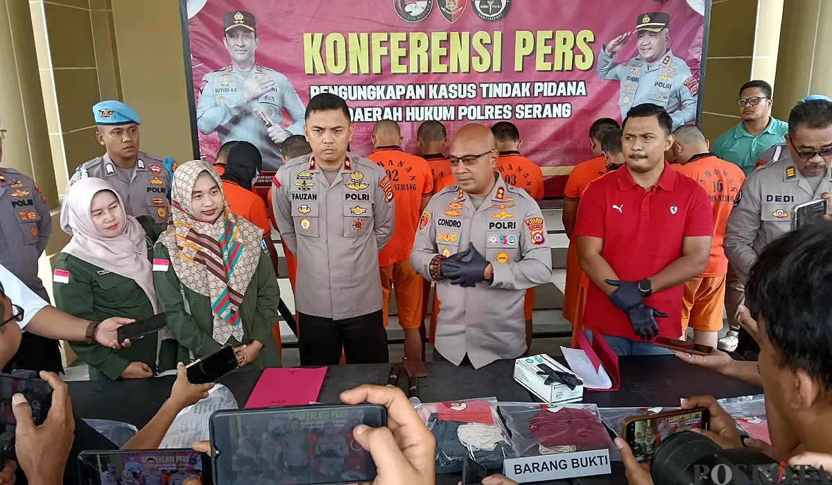 Kapolres Serang AKBP Condro Sasongko saat memberikan keterangan dalam konferensi pers kasus tindak pidana asusila. (Sumber: POSKOTA | Foto: Rahmat Haryono)