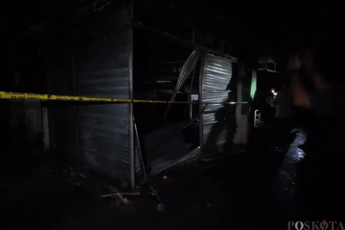 Kawasan Basement Blok B2 Pasar Kebon Kembang, Kota Bogor tampak berantakan dan gelap total setelah dilanda kebakaran, Senin, 23 Juni 2025. (Sumber: Poskota/Sekar Putri Andini)
