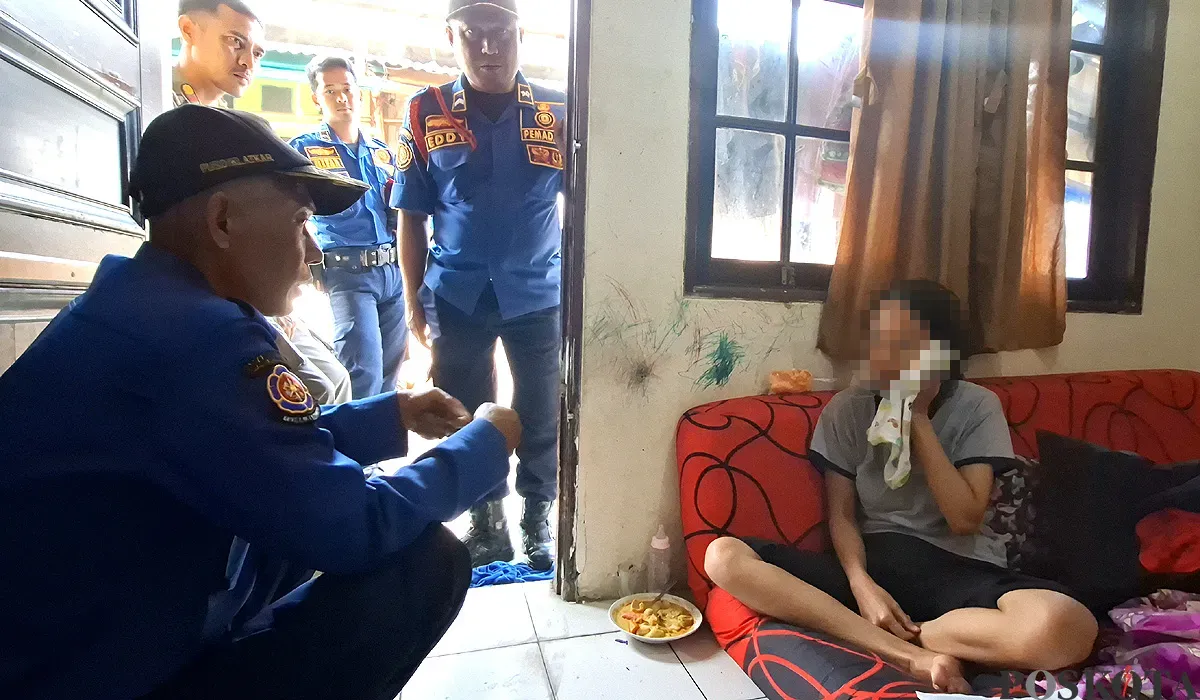 Wanita berinisial D, memilih lapor ke Damkar karena mengaku frustasi usai laporan atas tindakan KDRT tak kunjung diproses Polres Metro Bekasi. (Sumber: POSKOTA | Foto: Nurpini Aulia Rapika)