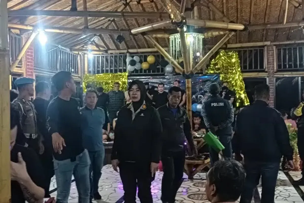 Petugas gabungan Polres Bogor dan Polsek Megamendung menggerebek acara LGBT di sebuah vila di kawasan Puncak, Kabupaten Bogor. (Sumber: Polsek Megamendung)
