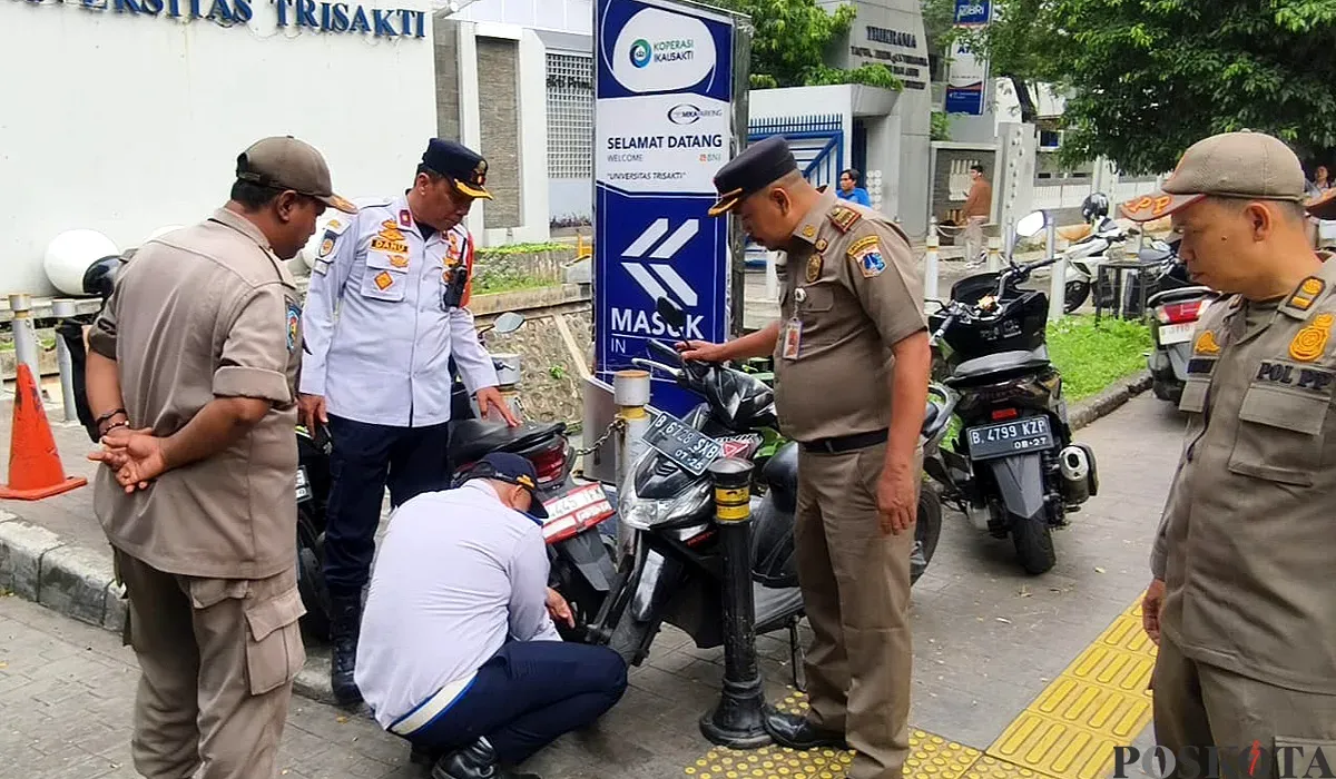 Sebanyak 80 ban sepeda motor yang parkir di trotoar Jalan Kyai Tapa, Gropet, Jakbar, digembosi petugas, Selasa, 24 Juni 2025. (Sumber: POSKOTA | Foto: Dishub Jakarta)