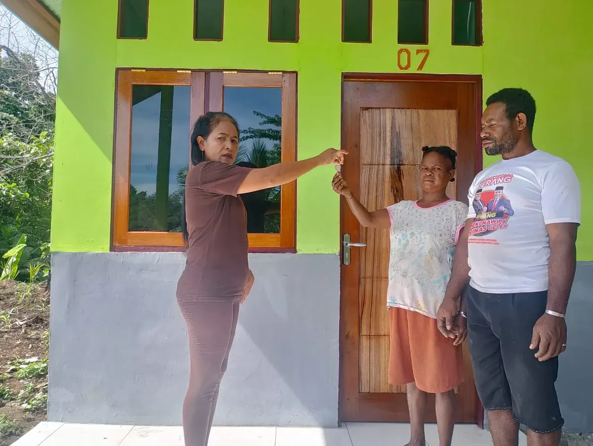 PT Kristalin Ekalestari menyerahkan rumah kepada warga Desa Nifasi, Kabupaten Nabire, Papua Tengah, yang belum mendapatkan rumah dalam program CSR. (Sumber: Dok. Kristalin Ekalestari)