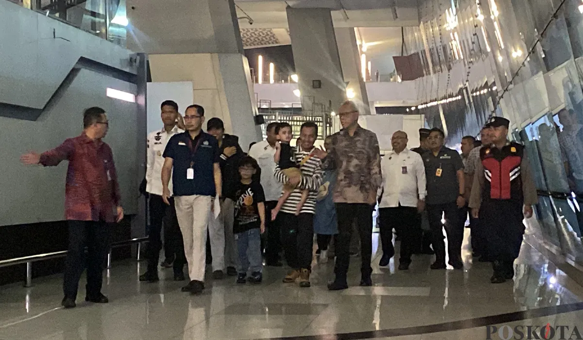 Dirjen Protokol dan Konsuler Kementerian Luar Negeri RI, Andy Rahmianto menyambut kedatangan 11 WNI di Bandara Soekarno-Hatta pada Selasa, 24 Juni 2025. (Sumber: POSKOTA | Foto: Primayanti)
