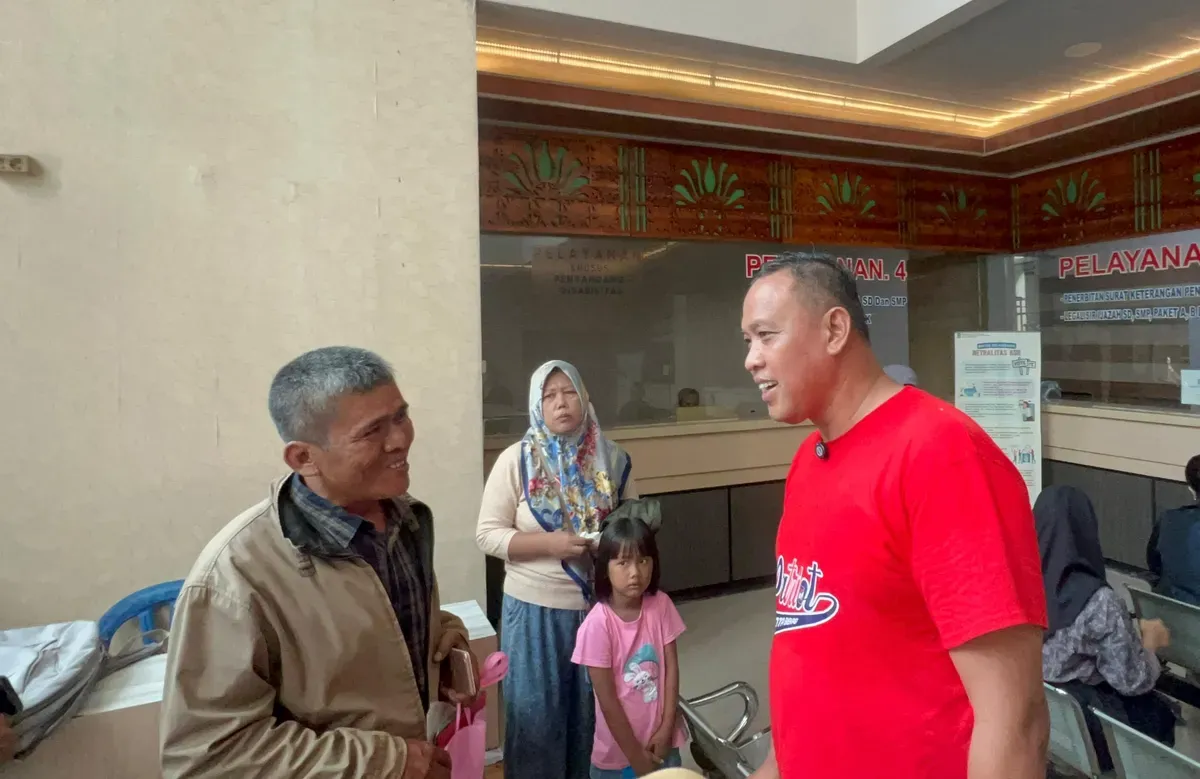 Wali Kota Bekasi, Tri Adhianto, melakukan peninjauan langsung ke Kantor Dinas Pendidikan Kota Bekasi pada hari terakhir. (Sumber: Dok. Pemkot Bekasi)