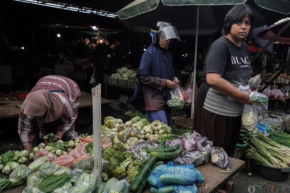 Warga membeli sayuran di Pasar Kebayoran Lama, Jakarta Selatan, Senin, 23 Juni 2025. (Sumber: Poskota/Bilal Nugraha Ginanjar)