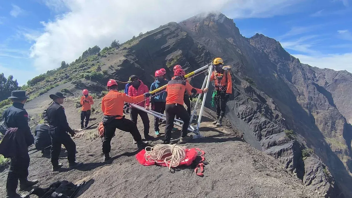Evakuasi pendaki wanita asal Brasil yang ditemukan tewas di Gunung Rinjani (Sumber: SAR Mataram)