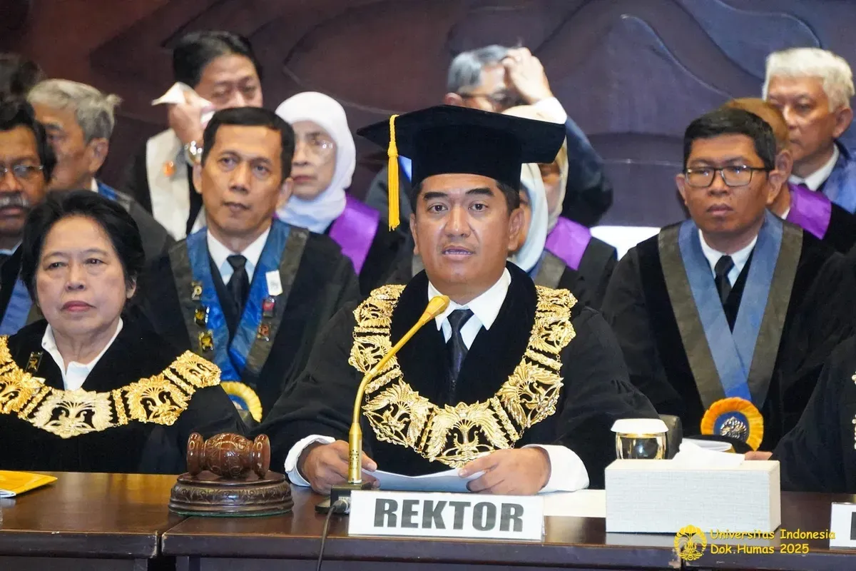 Rektor UI, Prof. Dr. Ir. Heri Hermansyah, S.T., M.Eng., IPU pada saat pengukuhan Guru Besar UI, pada Rabu, 25 Juni 2025, di Balai Sidang, Kampus UI Depok. (Sumber: Humas UI)