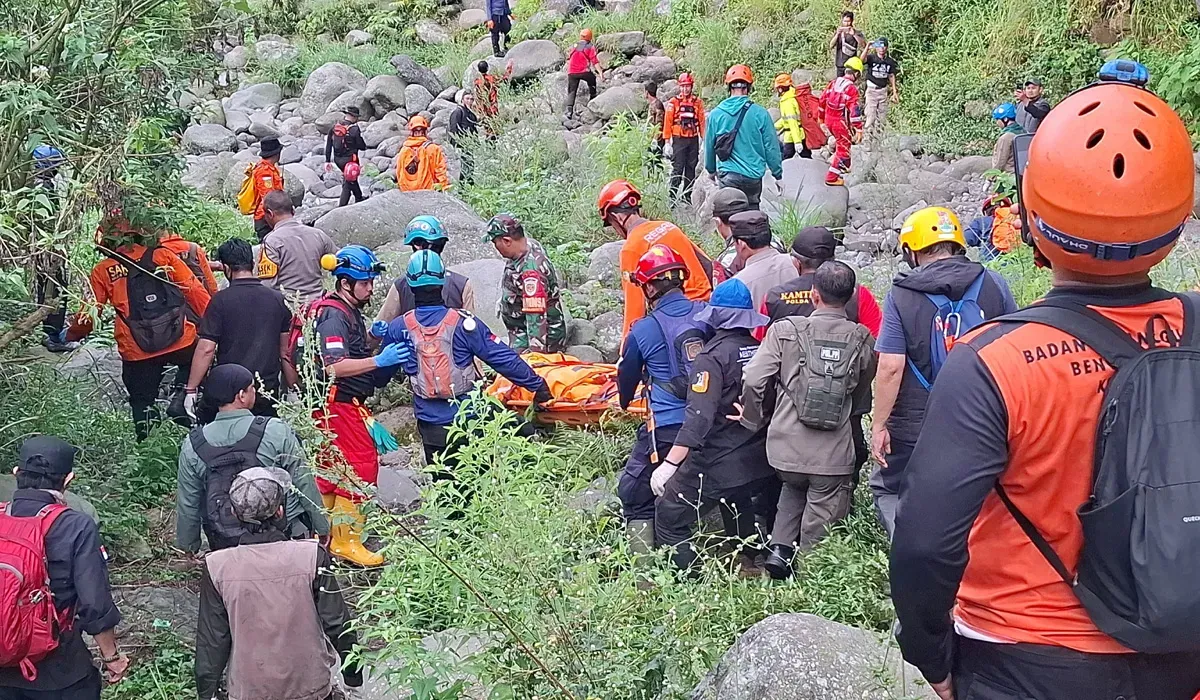 Proses evakuasi Ayon, 60 tahun, warga Desa/Kecamatan Tamansari, Kabupaten Bogor, yang ditemukan meninggal dunia di lereng Gunung Salak pada Rabu, 25 Juni 2025. (Sumber: Damkar Kabupaten Bogor)