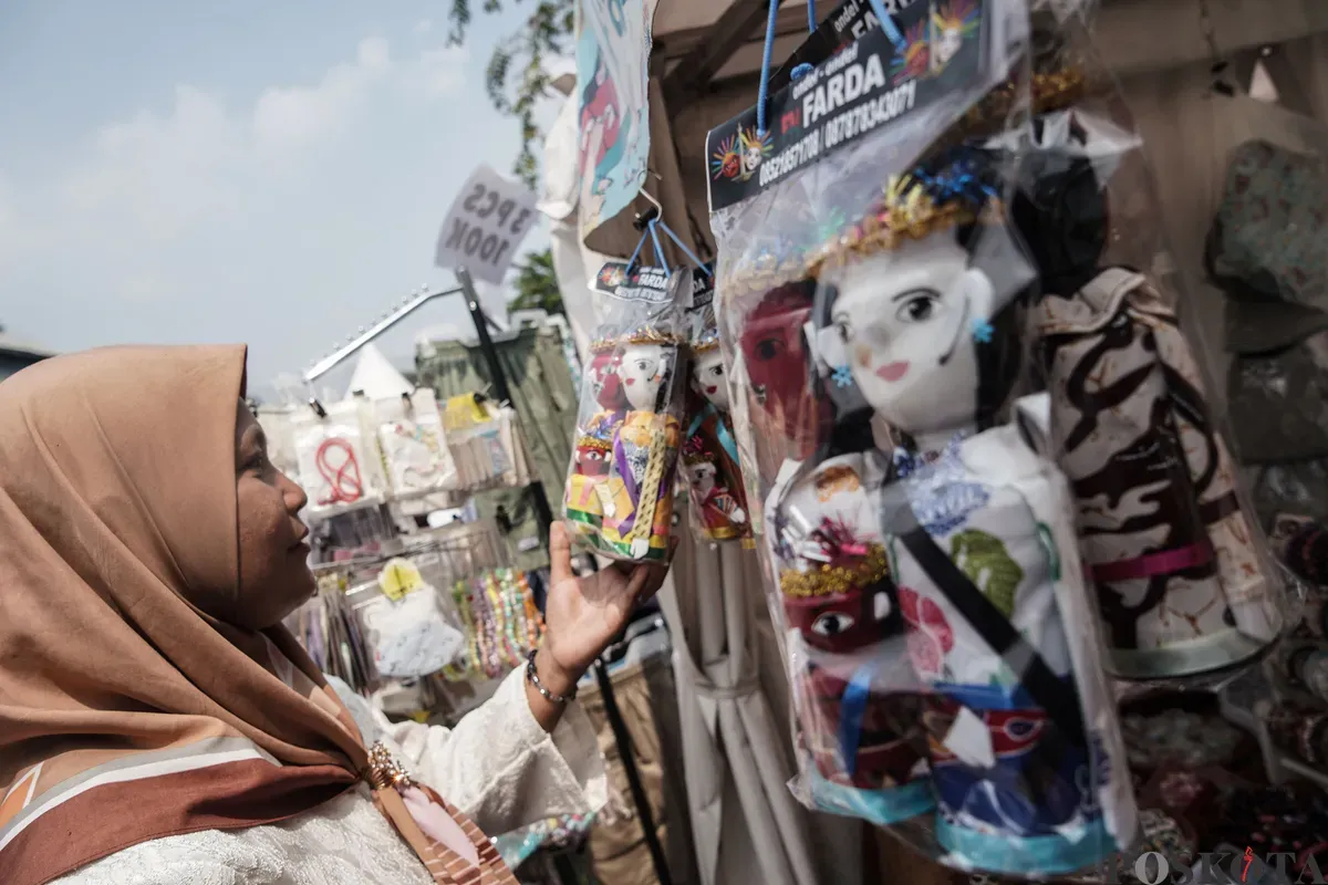 Pelaku UMKM melayani calon pembeli saat bazaar Jakarta Kita 2025 di Cibis Park, Jakarta Selatan, Rabu, 25 Juni 2025. (Sumber: Poskota/Bilal Nugraha Ginanjar)