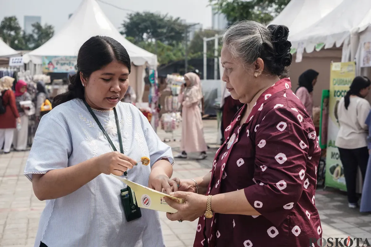 Pelaku UMKM melayani calon pembeli saat bazaar Jakarta Kita 2025 di Cibis Park, Jakarta Selatan, Rabu, 25 Juni 2025. (Sumber: Poskota/Bilal Nugraha Ginanjar)