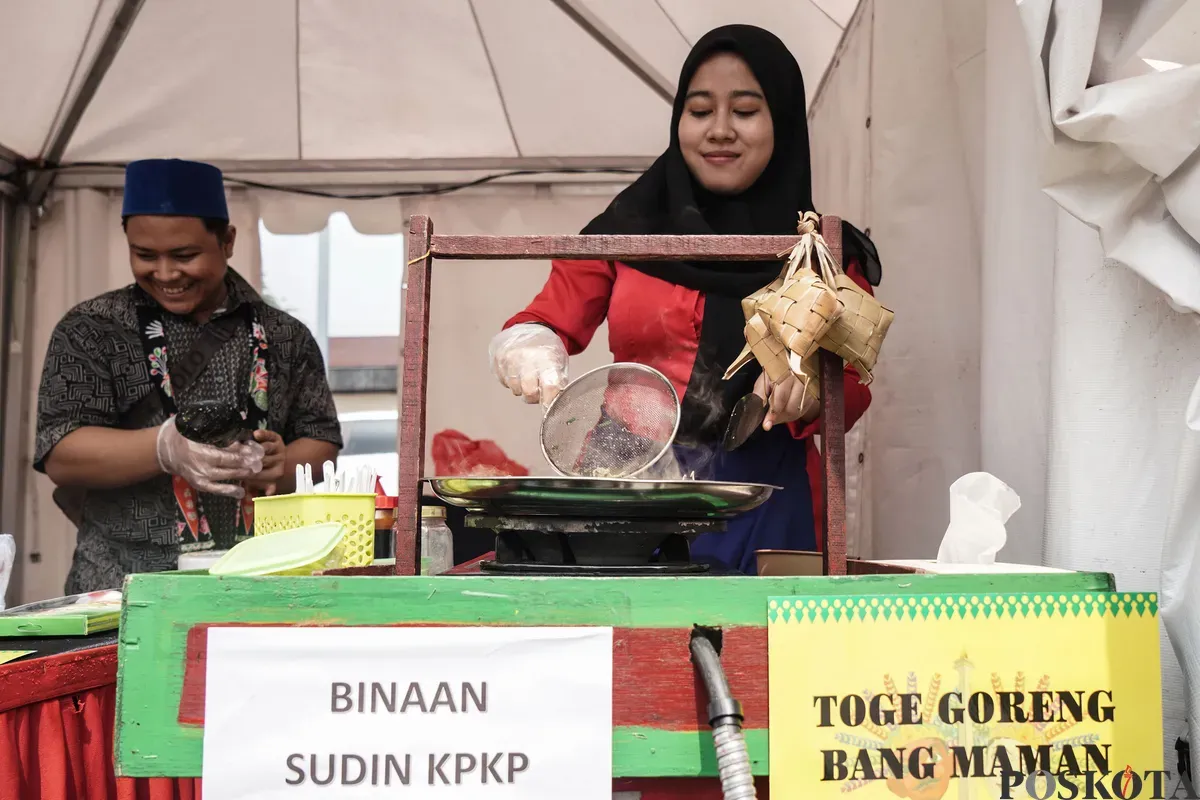 Pelaku UMKM melayani calon pembeli saat bazaar Jakarta Kita 2025 di Cibis Park, Jakarta Selatan, Rabu, 25 Juni 2025. (Sumber: Poskota/Bilal Nugraha Ginanjar)