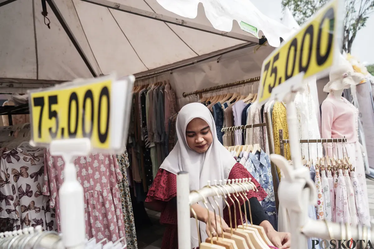 Pelaku UMKM melayani calon pembeli saat bazaar Jakarta Kita 2025 di Cibis Park, Jakarta Selatan, Rabu, 25 Juni 2025. (Sumber: Poskota/Bilal Nugraha Ginanjar)