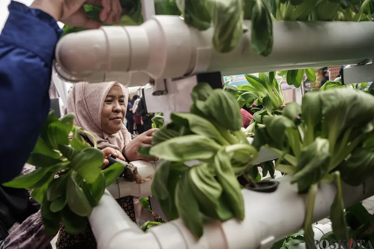 Pelaku UMKM melayani calon pembeli saat bazaar Jakarta Kita 2025 di Cibis Park, Jakarta Selatan, Rabu, 25 Juni 2025. (Sumber: Poskota/Bilal Nugraha Ginanjar)