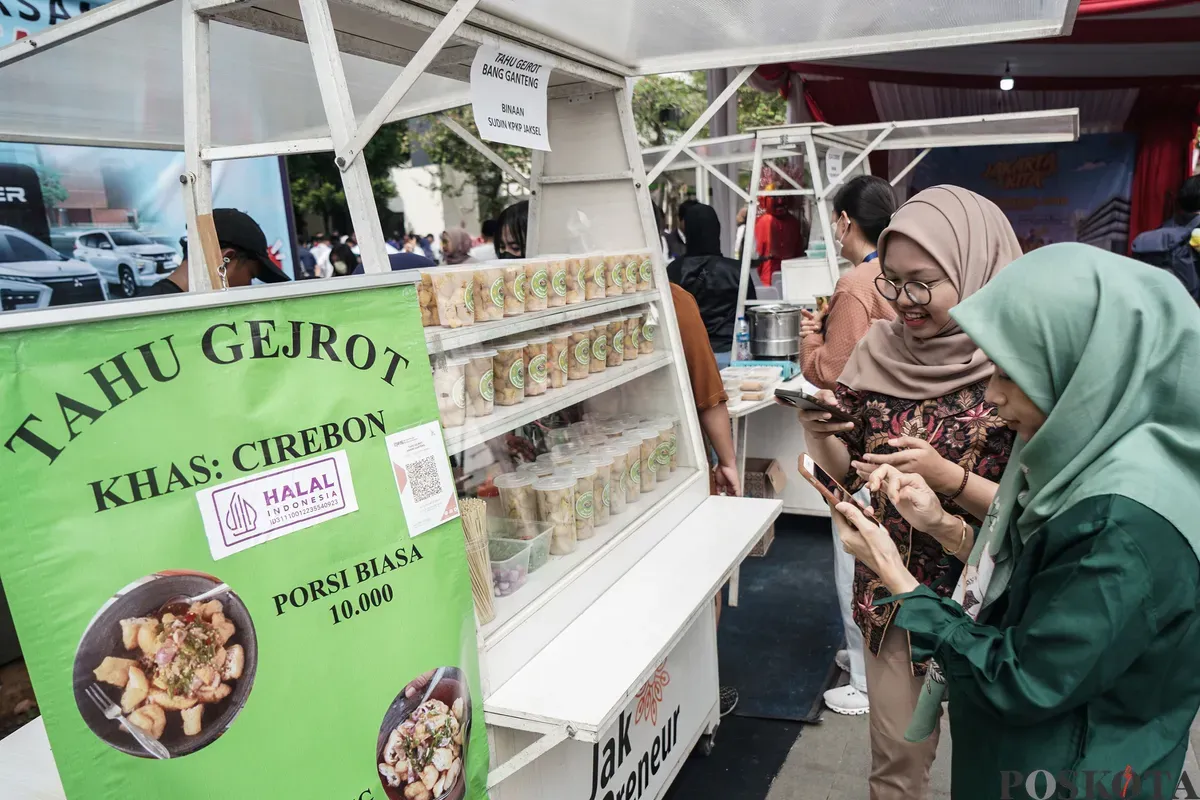 Pelaku UMKM melayani calon pembeli saat bazaar Jakarta Kita 2025 di Cibis Park, Jakarta Selatan, Rabu, 25 Juni 2025. (Sumber: Poskota/Bilal Nugraha Ginanjar)