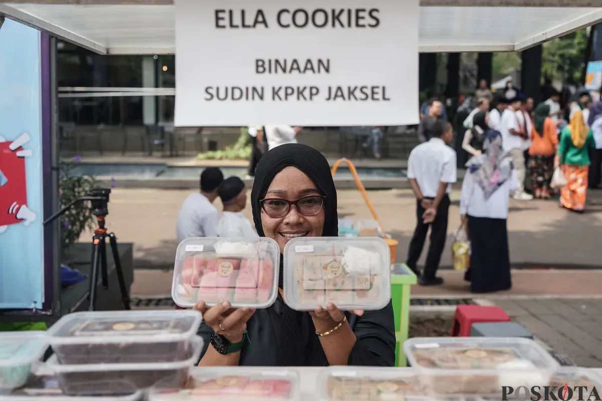 Pelaku UMKM melayani calon pembeli saat bazaar Jakarta Kita 2025 di Cibis Park, Jakarta Selatan, Rabu, 25 Juni 2025. (Sumber: Poskota/Bilal Nugraha Ginanjar)
