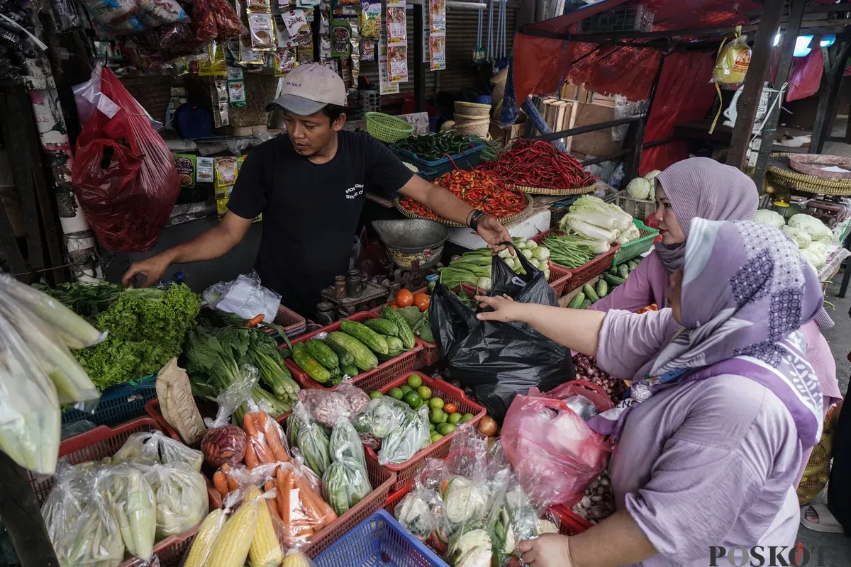 Pedagang sayuran melayani pembeli di Pasar Kebayoran Lama, Jakarta Selatan, Senin, 23 Juni 2025. (Sumber: Poskota/Bilal Nugraha Ginanjar)